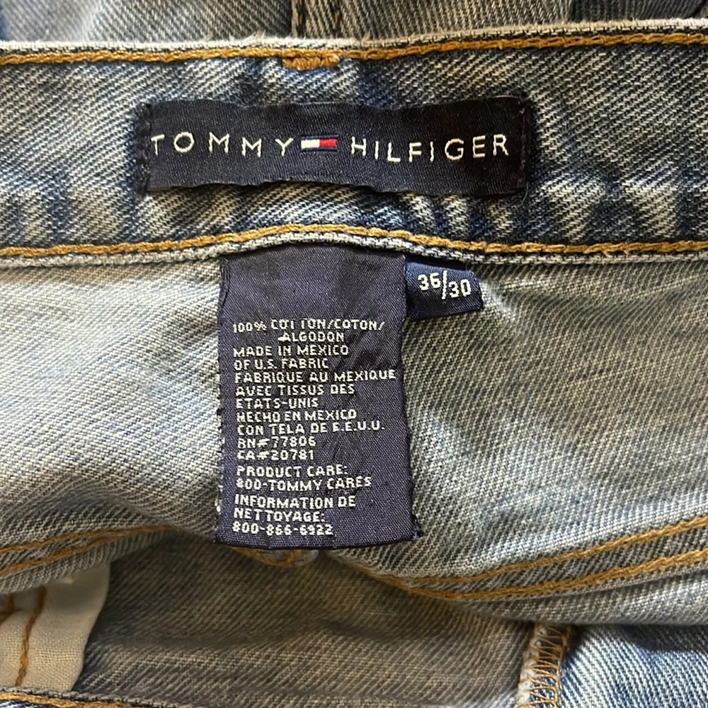 Tommy Hilfiger mens relaxed fit jeans. Size 36 inseam 30. EUC. Light blue wash